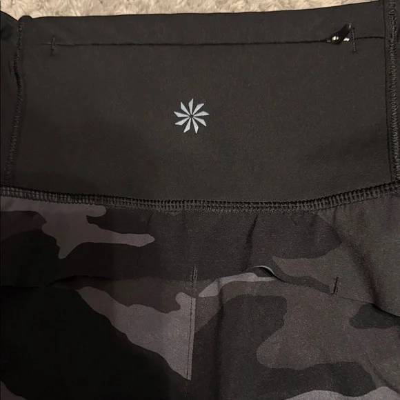 🏃‍♀️ Athleta Black Camo mid-rise Racer Run Shorts | Size Small 🖤 - Picture 5 of 8